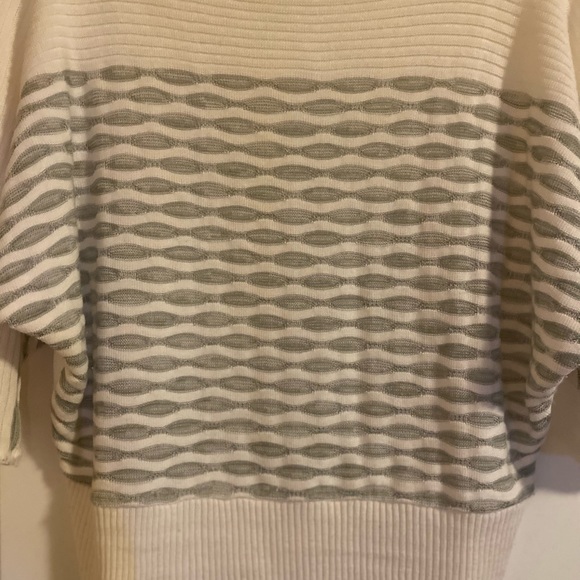 EUC two-one-two New York petite sweater. - Picture 3 of 7